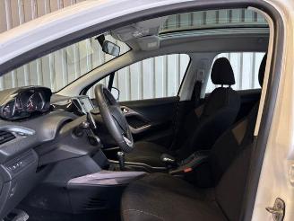 Peugeot 2008 Active Autom / Panorama / Navigation picture 12