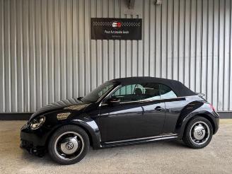 krockskadad bil auto Volkswagen Beetle Cabriolet Design BMT Bi-Xenon / Navi 2015/2