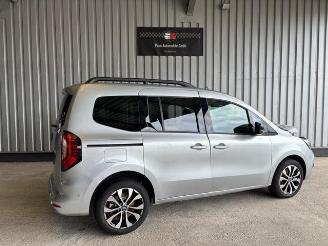 krockskadad bil auto Renault Kangoo III Techno 2025/5