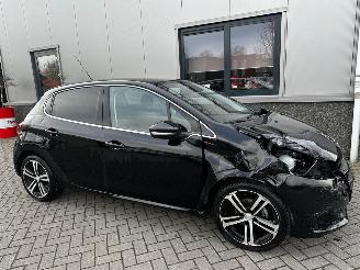 uszkodzony samochody osobowe Peugeot 208 1.2 PureTech GT-Line Automaat 2018/8