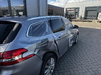 uszkodzony samochody osobowe Peugeot 308 1.2 PureTech Blue Lease Premium 2018/9