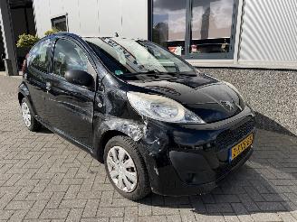 Vaurioauto  passenger cars Peugeot 107 1.0 Acces Accent 2013/6