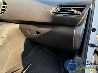 Peugeot 308 308 SW (L4/L9/LC/LJ/LR), Combi 5-drs, 2014 / 2021 1.2 12V e-THP PureTech 130 picture 20