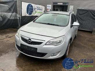 Vrakbiler auto Opel Astra Astra J Sports Tourer (PD8/PE8/PF8), Combi, 2010 / 2015 1.4 16V ecoFLEX 2011/2