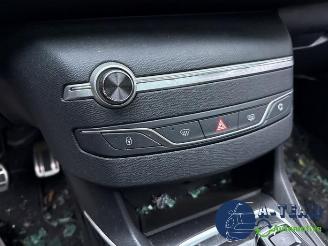 Peugeot 308 308 (L3/L8/LB/LH/LP), Hatchback 5-drs, 2013 / 2021 1.2 12V e-THP PureTech 130 picture 17