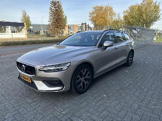Voiture accidenté Volvo V-60 2.0 B3 Essential Edition 2024/1