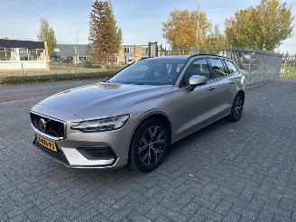 Vrakbiler auto Volvo V-60 2.0 B3 Essential Edition 2024/1