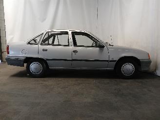 Opel Kadett Kadett E (33/34/43/44) Hatchback 1.3 S,LS,GL,GLS,GT (13S) [55kW]  (09-=
1984/08-1987) picture 7