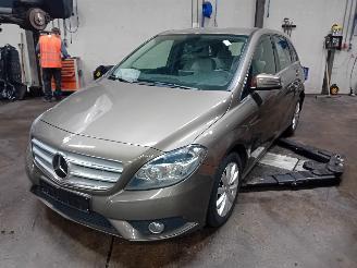 Vrakbiler auto Mercedes B-klasse B (W246) Hatchback 1.6 B-180 BlueEFFICIENCY Turbo 16V (M270.910) [90kW=
]  (11-2011/12-2018) 2012/10
