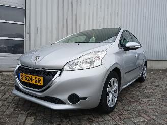 krockskadad bil auto Peugeot 208 208 I (CA/CC/CK/CL) Hatchback 1.2 Vti 12V PureTech 82 (EB2F(HMZ)) [60k=
W]  (03-2012/12-2019) 2013/12