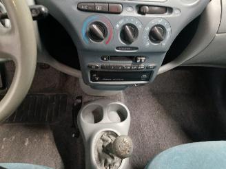 Toyota Yaris Yaris (P1) Hatchback 1.3 16V VVT-i (2NZFE) [63kW]  (08-1999/11-2005) picture 18