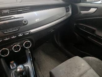 Alfa Romeo Giulietta Giulietta (940) Hatchback 1.6 JTDm 16V (940.A.3000) [77kW]  (04-2010/0=
2-2016) picture 13