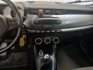 Alfa Romeo Giulietta Giulietta (940) Hatchback 1.6 JTDm 16V (940.A.3000) [77kW]  (04-2010/0=
2-2016) picture 14