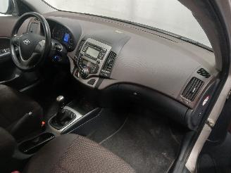 Hyundai I-30 i30 Crosswagon (WWH) Combi 1.4 CVVT 16V (G4FA) [80kW]  (11-2009/06-201=
2) picture 8