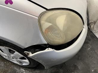 Toyota Yaris Yaris (P1) Hatchback 1.3 16V VVT-i (2SZFE) [63kW]  (08-1999/11-2005) picture 8