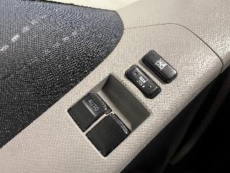 Toyota Yaris Yaris II (P9) Hatchback 1.3 16V VVT-i (2SZFE) [64kW]  (08-2005/11-2010=
) picture 16