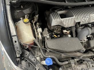 Toyota Auris Auris (E15) Hatchback 1.8 16V HSD Full Hybrid (2ZRFXE) [100kW]  (09-20=
10/09-2012) picture 17