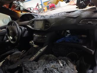 Peugeot 308 308 (L3/L8/LB/LH/LP) Hatchback 5-drs 1.2 12V e-THP PureTech 130 (EB2DT=
S(HNY)) [96kW]  (11-2013/06-2021) picture 5