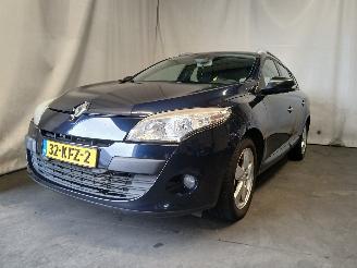 krockskadad bil auto Renault Mégane Megane III Grandtour (KZ) Combi 5-drs 1.4 16V TCe 130 (H4J-700(H4J-A7)=
) [96kW]  (05-2009/02-2016) 2009/11