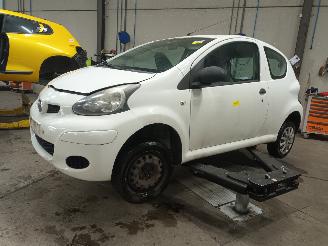 Purkuautot passenger cars Toyota Aygo Aygo (B10) Hatchback 1.0 12V VVT-i (1KR-FE) [50kW]  (07-2005/05-2014) 2011/1