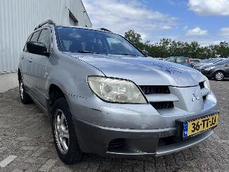 Mitsubishi Outlander Outlander (CU) SUV 2.0 16V 4x2 (4G63(16V)) [100kW]  (05-2003/10-2006) picture 7