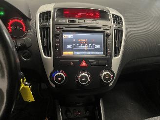 Kia Cee d Cee'd Sporty Wagon (EDF) Combi 1.4 16V (G4FA) [66kW]  (07-2009/12-2012=
) picture 16