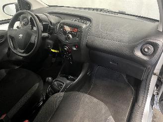Peugeot 108 108 Hatchback 1.0 12V (1KRFE(CFB)) [51kW]  (05-2014/...) picture 16
