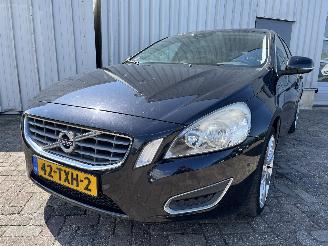 Vaurioauto  passenger cars Volvo V-60 V60 I (FW/GW) Combi 1.6 T3 16V (B4164T3(Euro 5)) [110kW]  (09-2010/12-=
2015) 2012/4