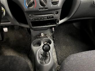 Toyota Yaris Yaris (P1) Hatchback 1.3 16V VVT-i (2SZFE) [63kW]  (08-1999/11-2005) picture 15