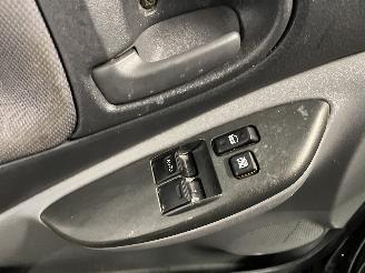 Toyota Yaris Yaris (P1) Hatchback 1.3 16V VVT-i (2SZFE) [63kW]  (08-1999/11-2005) picture 11