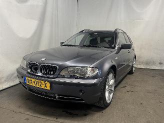 Voiture accidenté BMW 3-serie 3 serie Touring (E46/3) Combi 330xi 24V (M54-B30(306S3)) [170kW]  (06-=
2000/09-2005) 2001/11