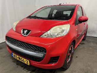 damaged passenger cars Peugeot 107 107 Hatchback 1.0 12V (384F(1KR)) [50kW]  (06-2005/05-2014) 2010/9