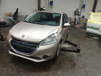 Vrakbiler auto Peugeot 208 208 I (CA/CC/CK/CL) Hatchback 1.0 Vti 12V PureTech (EB0(ZMZ)) [50kW]  =
(03-2012/12-2019) 2013/4