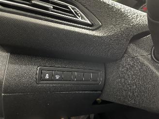 Peugeot 308 308 SW (L4/L9/LC/LJ/LR) Combi 5-drs 1.2 12V e-THP PureTech 130 (EB2DTS=
(HNY)) [96kW]  (03-2014/06-2021) picture 19