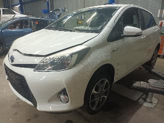 Vrakbiler auto Toyota Yaris Yaris III (P13) Hatchback 1.5 16V Hybrid (1NZ-FXE) [74kW]  (03-2012/09=
-2020) 2014/2