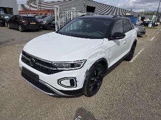 Schadeauto Volkswagen T-Roc 1.5 TSI DSG    First registration 16-05-2023 2023/5