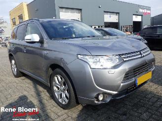 damaged passenger cars Mitsubishi Outlander 2.0 PHEV Executive Edition AWD 2014/5