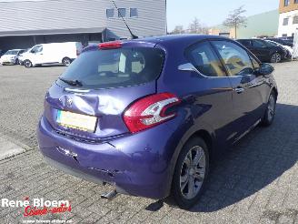 Peugeot 208 1.4 VTi Allure 5drs picture 4