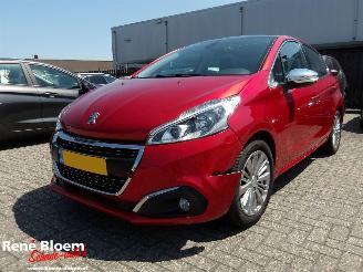 Vaurioauto  passenger cars Peugeot 208 1.2 Puretech Allure 110pk 2018/11