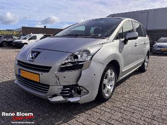 krockskadad bil auto Peugeot 5008 1.6 e-HDi Executive 7p 2013/5