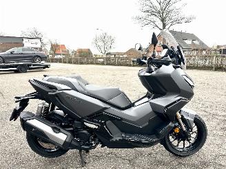 Honda  ADV 350A 29pk Matgrijs - keyless - handvat verwarming - abs - slechts 5284km gelopen - lichte krassen picture 5