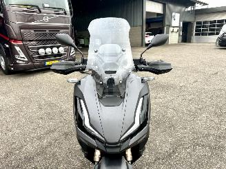 Honda  ADV 350A 29pk Matgrijs - keyless - handvat verwarming - abs - slechts 5284km gelopen - lichte krassen picture 3