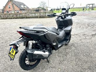 Honda  ADV 350A 29pk Matgrijs - keyless - handvat verwarming - abs - slechts 5284km gelopen - lichte krassen picture 4