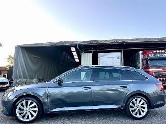 Unfallwagen Skoda Superb 1.6 TDI 120pk dsg aut + f1 Style Bus - pano - nap - xenon - rest bpm 1300 - keyless - front + side + line assist - elektr klep 2017/4
