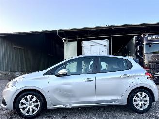 Unfallwagen Peugeot 208 1.2 PureTech 82pk BlueLion 5drs - 86dkm nap - navi - cruise - pdc - airco - aux - usb - touchscreen - facelift 2018/2