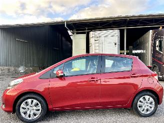 Damaged car Toyota Yaris 1.3 VVT-i 99pk automaat + f1 Aspiration 5drs - nap - camera - airco - cruise - trekh - 4x goede banden 2013/7