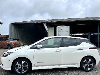 krockskadad bil auto Nissan Leaf 40kWh 150pk aut n-connecta - 15dkm nap - 1e eig - keyless - 360 cam - navi - stuurverw - stoelverw v+a 2019/4