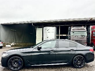 skadebil auto BMW 5-serie 540i 340pk aut + f1 High Exe M-Sport - schuifdak - hud - softclose - b&w - 360cam - stoelvent - stuurverw 2017/4