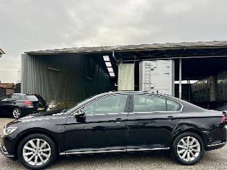 krockskadad bil auto Volkswagen Passat 1.4 TSI 150pk 7-traps aut + f1 Highline sedan - navi - camera - front + line assist - stuurverw - stoelverw 2017/1