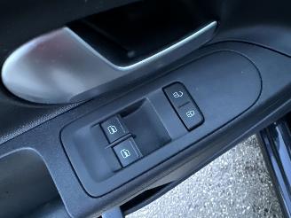 Volkswagen Up! 1.0i 65pk BMT 5drs - nap - clima - camera - cruise - pdc - licht + regensensor - line assist picture 41